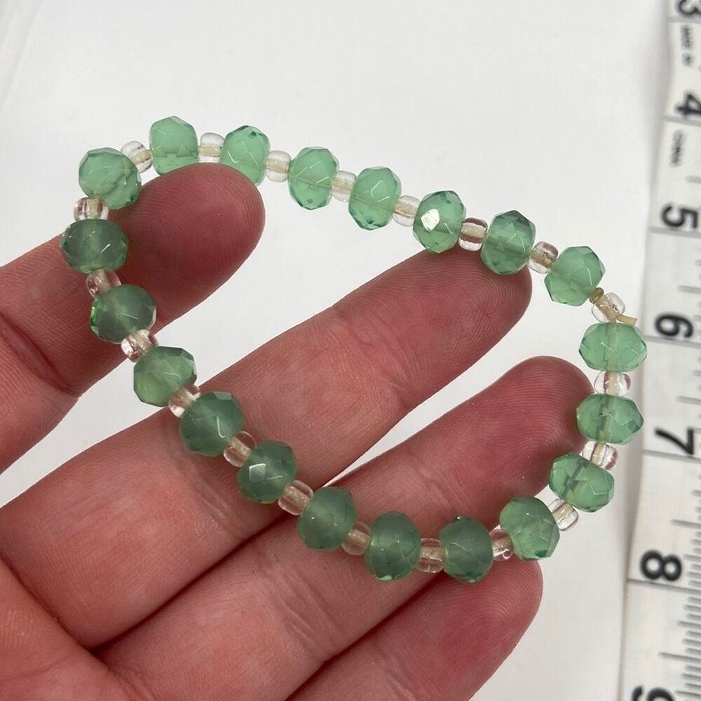 Green glass beaded stretchy bracelet